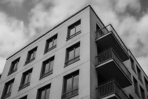 Immeuble urbain moderne équipé de dispositifs anti-pigeons, angle en contre-plongée.