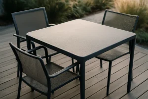 Terrasse moderne propre avec mobilier, sans traces de fientes de pigeons, lumière douce.